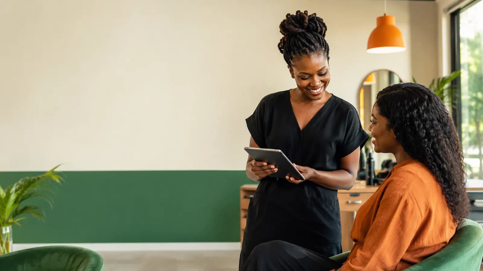 Une gérante utilise Lummo sur une tablette dans son commerce